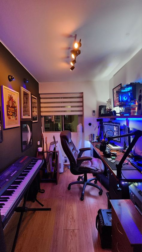 Producer Bedroom, Room Ideas With Desk, Music Studio Bedroom, Gamer Living Room, Spiderman Room Decor, Home Recording Studio Setup, Home Studio Ideas, Small Bedroom Layout, Dorm Design