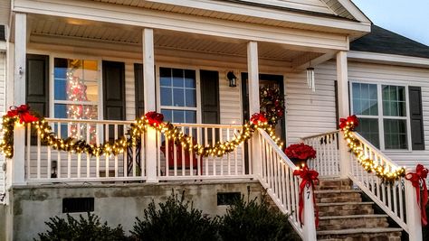 Christmas decor for small porch. Christmas Railing Decor Outdoor, Garland On Porch Railing, Decor For Small Porch, Porch Christmas Lights, Christmas Decir, Porch Decor Christmas, Small Porch, Christmas Cuties, Outside Christmas Decorations