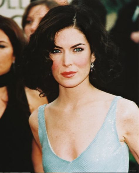 Lara Flynn Boyle, Black Irish Attracting Dragonflies, Dark Irish, Lara Flynn Boyle, Black Hair Pale Skin, Hair Pale Skin, Irish Genealogy, Irish Beauty, Irish Women, Black Irish