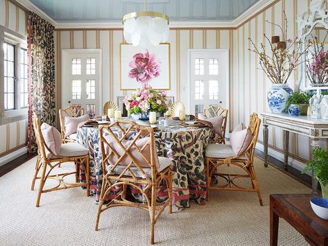 Designer Shelley Johnstone Takes Us Inside Her Pro Process Chinoiserie Dining Room, English Country House Style, Chippendale Chairs, Chic Dining Room, Striped Chair, Striped Walls, Entry Tables, Table Skirt, The Dining Room