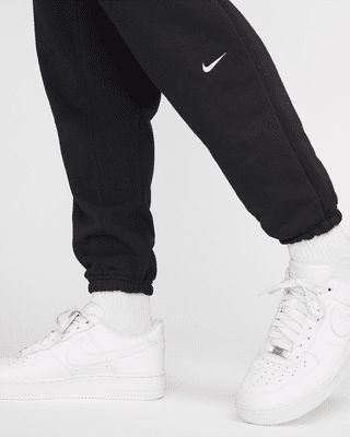 With a classic fit and soft midweight knit fabric, these pants are all about versatility. Nike Dri-FIT technology moves sweat away from your skin for quicker evaporation, helping you stay dry and comfortable. Shown: Black/Pale Ivory Style: FZ0224-010 Sweats Men, Basketball Pants, Nike Sweats, Nike Pants, Nike Dri Fit, Dri Fit, Nike Men, Jay, Knit Fabric