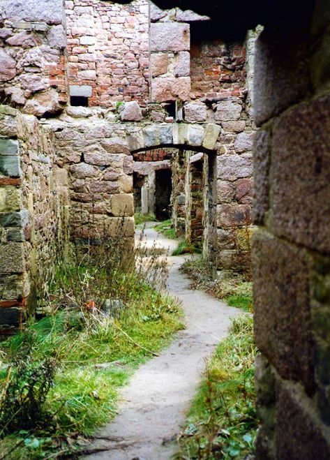 Castle Ruins Scotland, Slains Castle Scotland, Slains Castle, Scottish Tattoo, Round Stairs, Ancient Structures, Scotland Trip, Beautiful Ruins, Castle Tower