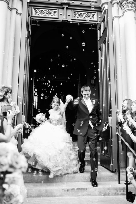 Wedding Fotos, Wedding Send Off, Wedding Bubbles, Wedding Exits, Boda Mexicana, Ballroom Wedding, Photo Couple, Wedding Photography Poses, Wedding Guide