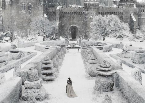 I CAN'T stand snow but I had to display it <3 Medieval Look... Snow White Huntsman, Olivier Mira Armstrong, Colleen Atwood, Margaery Tyrell, Castle Aesthetic, Cersei Lannister, Royal Garden, Hakone, Arya Stark