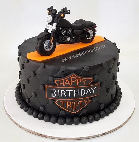 Harley Davidson bike theme cake by Sweet Mantra - Customized 3D cakes Designer Wedding/Engagement cakes in Pune - https://cakesdecor.com/cakes/339528-harley-davidson-bike-theme-cake Harley Cakes For Men, Pastel Harley Davidson, Motorcycle Birthday Theme, Harley Davidson Cakes For Men, Motorcycle Birthday Cakes For Men, Motorcycle Cake For Men, Motorcycle Cake Ideas, Bike Theme Cake, Motor Bike Cake