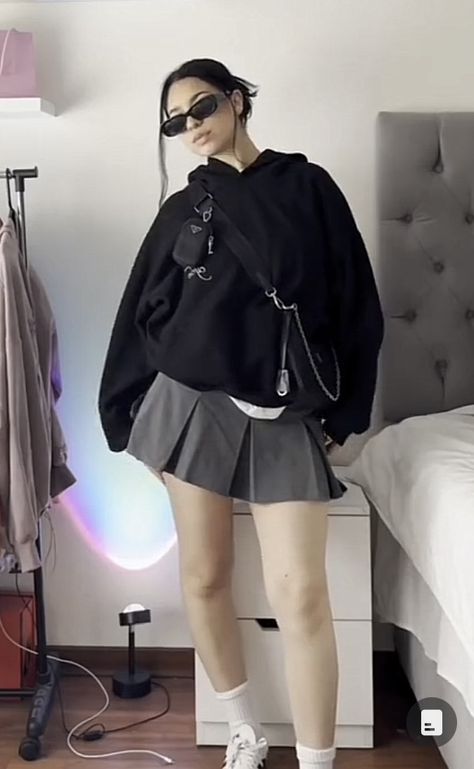 Dark Grey Skirt Outfit, Grey Skirt Outfit Winter, Hoodie And Skirt Outfits, Grey Skirt Outfit, Gray Skirt Outfit, Grey Mini Skirt, Uni Outfits, Simple Trendy Outfits, All Black Outfit