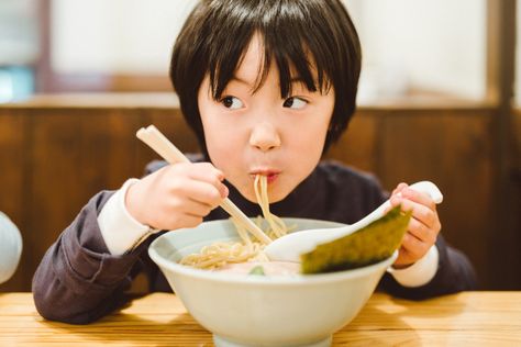 Eating Ramen Pose, Japan Ramen, Yummy Noodles, Eating Noodles, Ramen Recipe, After Dinner Drinks, Little Red Hen, Red Hen, Lemonade Recipes