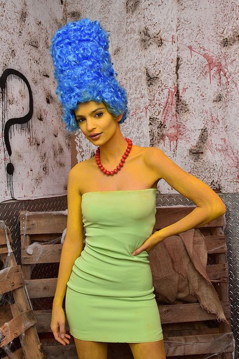 38 Amazing Celeb Halloween Costumes For Everyone Who Still Needs An Idea Marge Simpson Costume, Costume Halloween Famille, Simpsons Costumes, Jessica Rabbit Costume, Original Halloween Costumes, Simpsons Halloween, Top Halloween Costumes, Best Celebrity Halloween Costumes, Flaming Hot