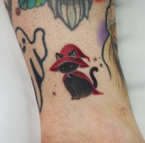 Cat Familiar Tattoo, Cute Tattoo Cover Up Ideas, Vampire Cat Tattoo, Small Gothic Tattoos For Women, Lofi Tattoo, Witchy Cat Tattoo, Gotik Tattoo, Cute Halloween Tattoos, Petit Tattoo