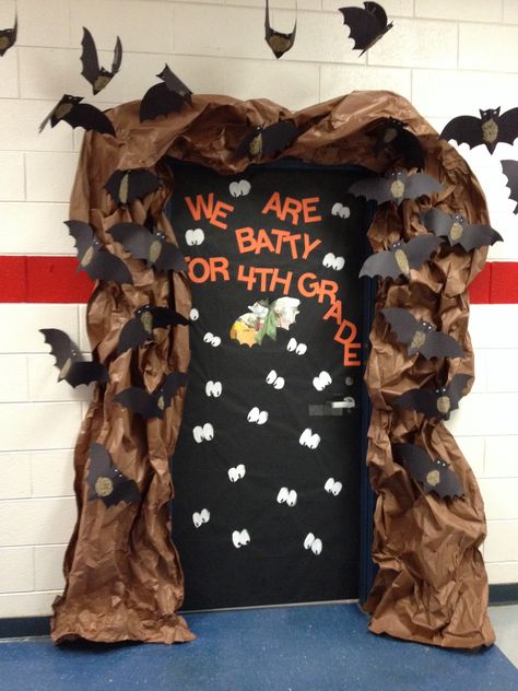 Go batty Its Batty In Here Classroom Door, Spider Classroom Door, School Halloween Decorations, Puertas Halloween, Puerta Halloween, Halloween Door Decorations Classroom, Fun Halloween Decorations, Fall Classroom Door, Diy Halloween Door Decorations