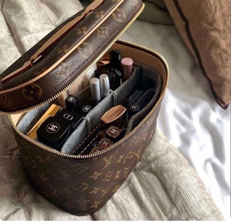 Louis Vuitton Makeup Bag, Louis Vuitton Makeup, Louis Vuitton Taschen, Drømme Liv, Sacs Design, Elsa Hosk, Luxury Makeup, Bags Aesthetic, Essential Bag