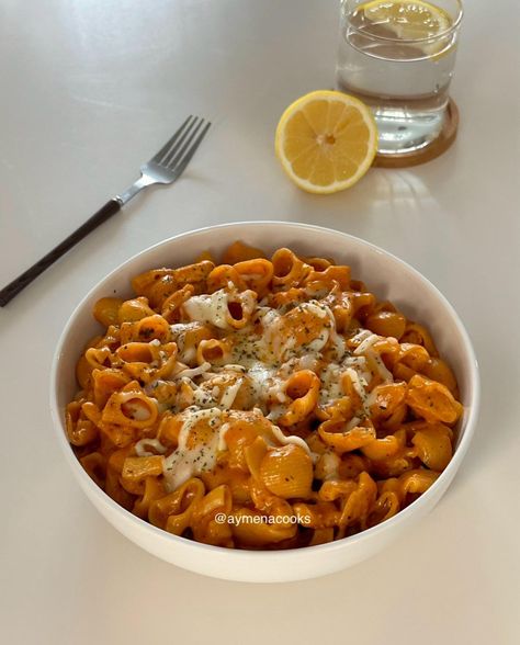 this cheesy chicken pasta is the stuff of comfort food dreams, combining tender chunks of chicken and al dente pasta with a lusciously creamy tomato sauce. Easy Delicious Pasta Recipes, Pasta Recipes Aesthetic, How To Make Pasta Recipes, Interesting Food Recipes Easy Dinners, College Meal Ideas, Cheesy Tomato Pasta, Dinner Ideas Aesthetic, Fall Pasta Recipes, Pasta Pictures