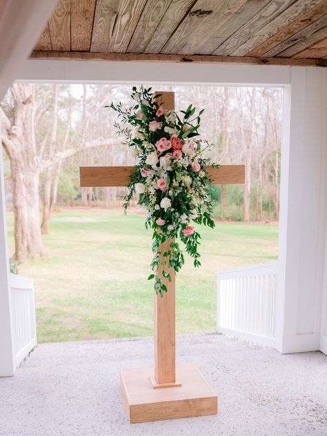 Alter Cross For Wedding, Crosses For Wedding Ceremony, Traditional Christian Wedding, Cross Flowers Wedding, Wedding Cross With Flowers, Cross Arbor, Church Reception Decorations, Cross Arbor Wedding, Cross Altar Wedding