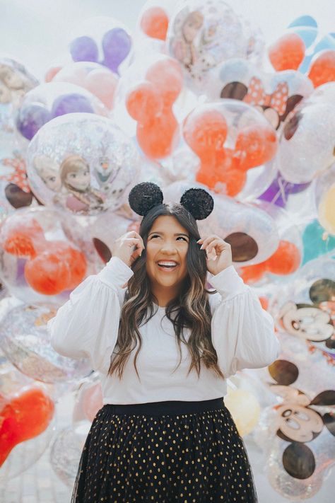 Best Disney Pictures Ideas, Disney Birthday Photos, Disney Balloon Picture, Magic Kingdom Castle Pictures, Family Disney Photos, Disney Picture Poses, Walt Disney World Photo Ideas, Disney Graduation Pictures, Disney Senior Pictures