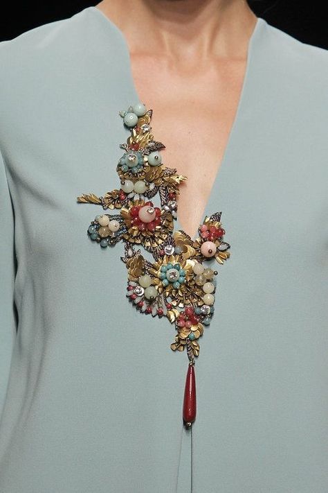 Detail Couture, Embroidery Fashion Detail, Ideas Embroidery, Couture Embroidery, Bead Embroidery Patterns, 자수 디자인, Couture Details, Embroidery Jewelry, Embroidery Fashion