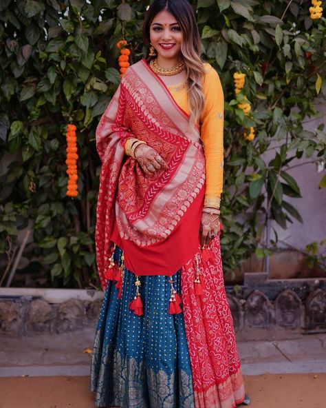 Bandhani Duppata Lehenga, Chaniya Choli Style Saree Draping, How To Wear A Sari, Long Blouse Designs, Rajasthani Dress, Designer Bridal Lehenga Choli, Dress Patterns Diy, Simple Lehenga, Lehenga Saree Design