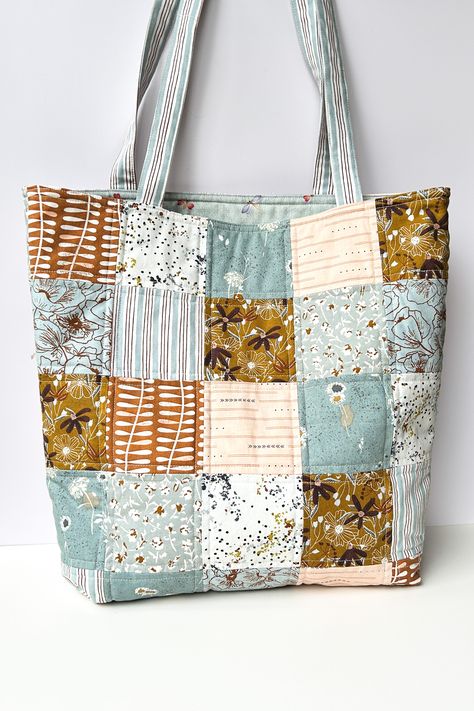 Perfect for the everyday! This tote is great for the farmers market, library, or weekend travel. Quilt Tote Bags Patterns, Patchwork Tote Bags Free Pattern, Homemade Tote Bags, Bag Sewing Ideas, Quilted Tote Bags Tutorial, Sewing Tote Bags, Quilted Tote Bags Patterns, Quilt Tote Bag, Patch Tote Bag