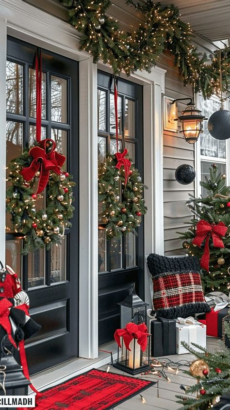 Christmas Porch Decorating Ideas, Christmas Entry, Front Door Christmas Decorations, Christmas Window Decorations, Traditional Christmas Decorations, Porch Decorating Ideas, Christmas Front Doors, Christmas Front Porch, Christmas Porch Decor