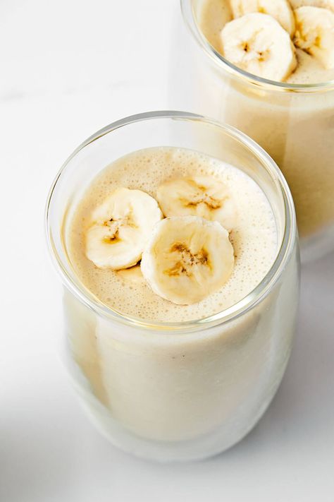 My favorite 3-ingredient banana smoothie recipe! It's simple yet tasty with frozen bananas, a milk of your choice, and Greek yogurt. Smoothie King Recipes, Peanutbutter Smoothie Recipes, Refreshing Breakfast, Sweet Smoothies, Healthy Afternoon Snacks, Banana Drinks, Smoothie Recipes Healthy Breakfast, Milk Smoothie, Banana Smoothie Recipe