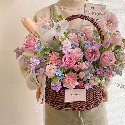 Fruit Flower Basket, Basket Flower Arrangements, Simple Wedding Bouquets, Diy Bouquet Wrap, New Flowers, Flower Box Gift, Boquette Flowers, Flower Vase Arrangements, Flower Arrangements Simple