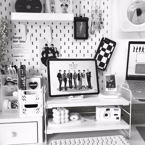 Black And White Room Inspo Aesthetic, Black And White Pegboard, Room Ideas Aesthetic White And Black, Black And White Rooms Aesthetic, Aesthetic Room Ideas Black And White, Monochrome Room Ideas, Black And White Aesthetic Room Ideas, Black And White Desk Setup Aesthetic, Desk Ideas Black And White