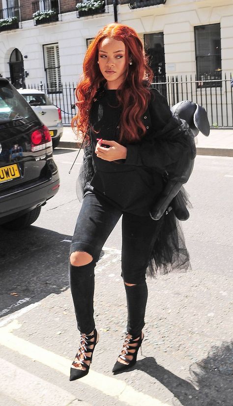 All black, but so many textures. Love the ripped jeans. Rihanna Street Style, 90s Grunge Hair, Looks Rihanna, Mode Rihanna, Rihanna Outfits, Rihanna Looks, Rihanna Riri, Rihanna Style, Celebrity Hair