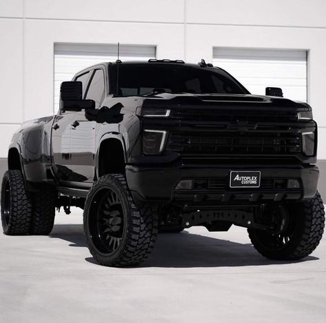 Black Trucks Aesthetic, 4 Wheel Drive Trucks, Big Trucks Lifted, High Country Silverado, Black Chevy Truck, Black Trucks, Pick Up Trucks, Accessoires 4x4, American Pickup Trucks