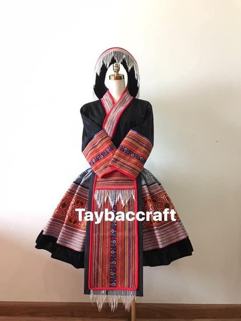 Hmong Vietnamese Outfit, Modern Hmong Clothes, Hmong Clothes Traditional, Vietnamese Textiles, Apron Waist, Shirt Apron, Hmong Fashion, Hmong Clothes, Ethnic Clothes