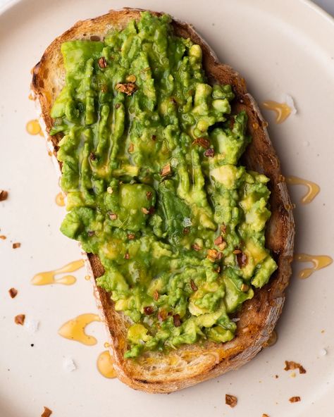 Avocado Honey Toast Recipe (Kylie Jenner) - TastyAZ Gluten Free Banana Cake, Avocado Toast Recipes, Roti Panggang, Toast Recipe Breakfast, Roasted Duck, Avocado Toast Recipe, Honey Toast, Gluten Free Banana, Ramen Recipes