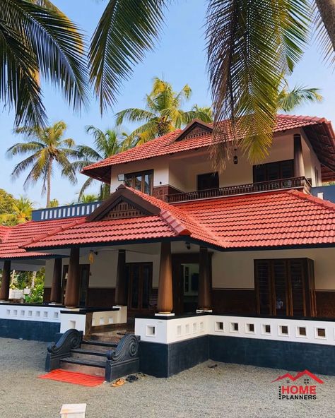 Kerala Style Home Design, Kerala Architecture Traditional, Sit Out Ideas House Kerala, Kerala House Design Traditional, Earthy Tone Living Room, Village Home Design, Kerala Style House, Kerala Homes, Small House Design Kerala