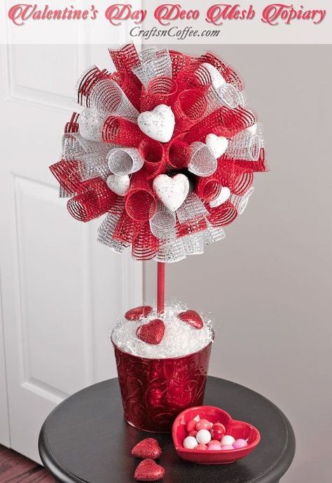 Saint Valentin Diy, Deco Mesh Crafts, Valentines Bricolage, Christmas Topiary, Valentine Centerpieces, Diy Valentine's Day Decorations, Diy Valentines Decorations, Valentine Projects, Diy Valentines Crafts