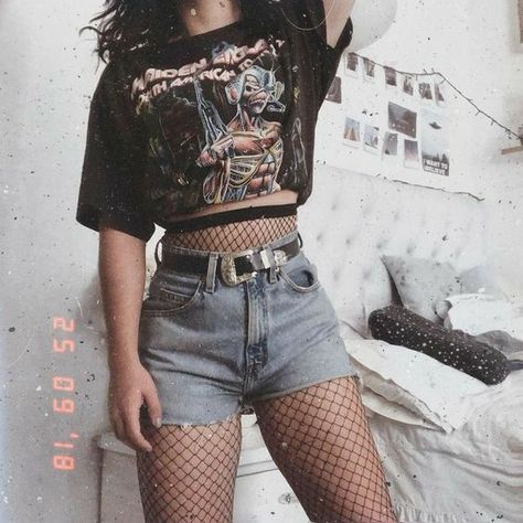 16-year-old Scarlette Russo has never got along with the universe. In… #teenfiction #Teen Fiction #amreading #books #wattpad Vestiti Edgy, Rok Outfit, E Girl Outfits, Mode Grunge, Mode Tips, Fest Outfits, Aesthetic Grunge Outfit, Green Converse, Kleidung Diy