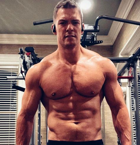 Alan Ritchson Real Workout Routine & Diet Plan - Steel Supplements Consistent Workout, Dumbbell Shoulder, Alan Ritchson, Diy Home Gym, Jack Reacher, Muscle Building Diet, Six Pack Abs Workout, Get Shredded, Gym Guys