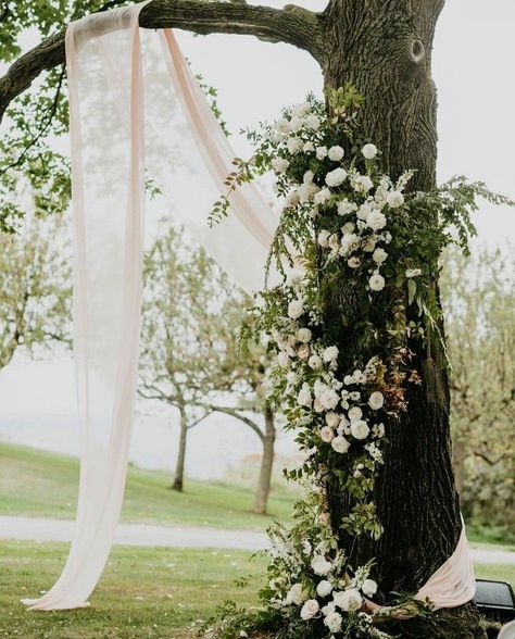 Tree Branch Arbor Diy, Wedding Ceremony Tree Decor, Wedding Altar Tree, Tree Wedding Ceremony, Romantic Ceremony, Wedding Arch Rustic, Romantic Wedding Receptions, Wedding Altars, Wedding Ceremony Flowers