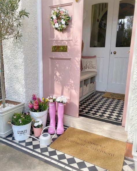 Pink Front Door, Spring Porch Decor, Front Door Entrance, Pink Door, Hus Inspiration, Pink Houses, Entrance Doors, Dream House Decor, Cottage Homes