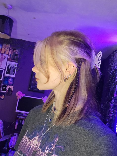 Half blonde half brown horizontal split dye in a half updo with a butterfly hairclip Short Fairy Hair Hairstyle Ideas, Grunge Braid Hairstyles, Fairy Short Hairstyles, Short Fairy Hairstyles, Fairy Grunge Hairstyles, Fairy Hair Short, Fairy Short Hair, Fairy Hair Styles, Fairy Grunge Hair