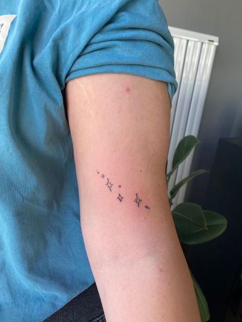 Shinee Tattoo, Small Girly Tattoos, Tattoo Minimalist, Girly Tattoos, Star Tattoos, Piercing Tattoo, Mini Tattoos, Shinee, Triangle Tattoo