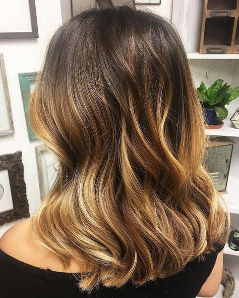 20 Ideas of Honey Balayage Highlights on Brown and Black Hair Balayage With Brown Roots, Blonde Balayage With Brown, Highlights Brown Hair Short, Golden Blonde Balayage, Honey Blonde Balayage, Golden Blonde Hair Color, Balayage Straight Hair, Honey Balayage, Black Hair Balayage