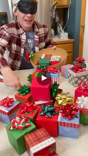 Diy Prizes For Games, Holiday Gift Games Family Christmas, Family Game Challenges, Game Prizes For Kids, Christmas Saran Wrap Ball Game, Saran Wrap Ball Game, Diy Party Games, Xmas Games, Christmas Bows Diy