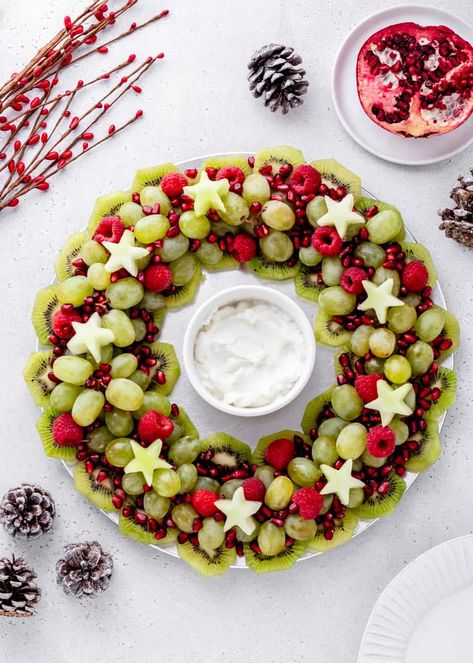 Christmas Potluck, Fruit Christmas Tree, Christmas Charcuterie, Holiday Fruit, Fruit Wreath, Charcuterie Board Ideas, Festive Appetizers, Christmas Platter, Christmas Tray