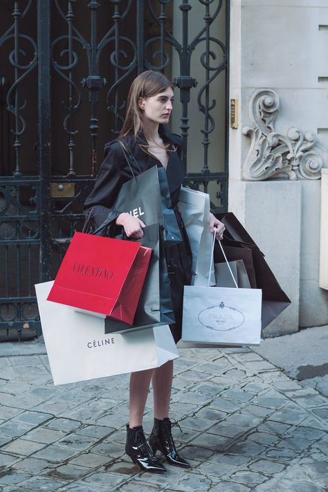 Sale shopping guide: trends for autumn/winter 2015 and spring/summer 2015 (Vogue.com UK) Memorialday Weekend, Summer Pieces, Luxury Wardrobe, Fashion Terms, Sustainable Shopping, Vogue Uk, Wardrobe Stylist, Limousin, Bags Aesthetic