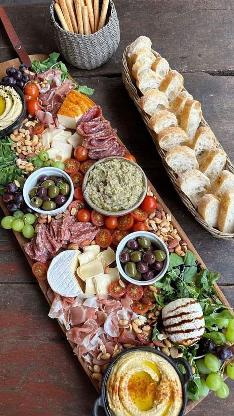 Walmart Charcuterie Board Ideas, Churcutory Board Ideas, Italian Food Party, Decorações Com Comidas, Party Food Buffet, Catering Ideas Food, Charcuterie Inspiration, Party Food Platters, Charcuterie And Cheese Board