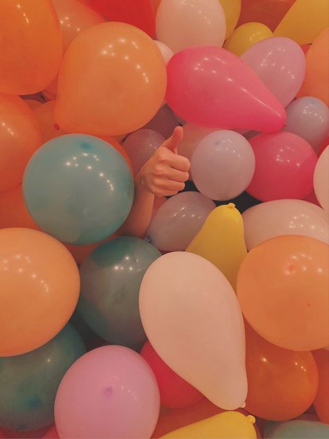 #balloons #aesthetic #colorful #balloonaesthetic #birthday #fun #vibes #bexiga #joinha Balloons Aesthetic, Baloon Garland, Party Ballons, Fun Vibes, Disco Night, 24th Birthday, A Series Of Unfortunate Events, Colourful Balloons, Retro Aesthetic