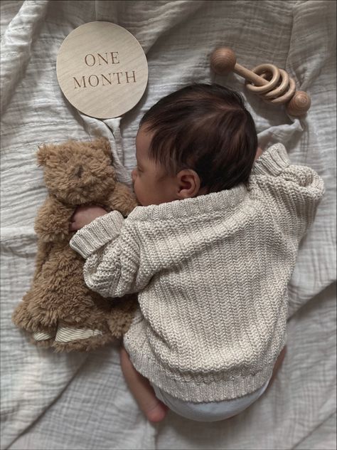 One Month Newborn Photoshoot, Aesthetic Newborn Photoshoot, 1month Old Photoshoot, 1month Old Baby Pictures Ideas, Faceless Baby Pictures, I Month Old Baby Picture Ideas, One Month Old Picture Ideas, Milestone Monthly Picture Ideas, Newborn 1 Month Pictures