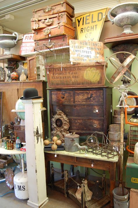 Antique Shop Display, Antique Store Displays, Vintage Booth Display, Flea Market Booth, Antique Booth Displays, Antique Mall Booth, Vintage Booth, Antique Booth Ideas, Booth Decor