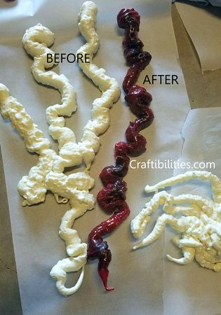 Intestines - CHEAP Gruesome Decorations - GREAT STUFF - party ideas - DIY - GORY Halloween severed body parts - tutorial Cheap Halloween Diy, Diy Halloween Dekoration, Cheap Diy Halloween Decorations, Stranger Things Halloween, Halloween Fest, Casa Halloween, Halloween Props Diy, Creepy Halloween Decorations, Fröhliches Halloween