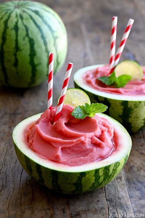 Watermelon Slushies, Watermelon Slushie, Choco Banana, Slushie Recipe, Frozen Watermelon, Banana Drinks, Watermelon Rind, Watermelon Salad, Watermelon Recipes