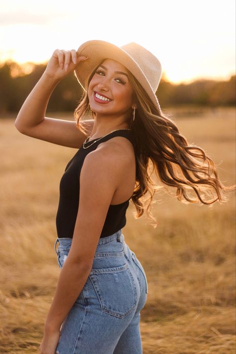 Senior Picture Ideas Country, Aesthetic Senior Photos, Golden Hour Nature, Womens Portraits, Sunset Photoshoot Ideas, Country Girl Aesthetic, Fall Senior Photos, Candid Portraits, Fall Senior Portraits