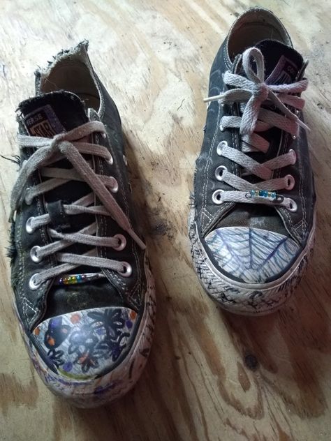 Worn out and drawn on Converse All Stars Drawing On Converse Grunge, Drawn On Converse, Old Converse, Sharpie Shoes, Cute Converse Shoes, Cool Converse, Dear Even Hansen, Converse Aesthetic, Custom Sneakers Diy