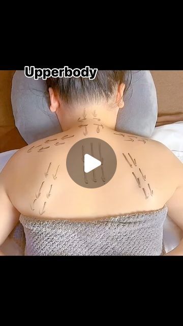 Massage Body Spa, Massage Therapy Techniques Videos, Back Massage Technique, Body Massage Step By Step, Massage Tutorial, Feet Massage, Upper Back Exercises, Body Massage Spa, Massage Relaxant